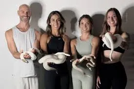 सापांसोबत योग करतात लोक People do yoga with snakes