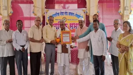 ज्येष्ठ नागरिक सेवा संघाचा ज्येष्ठ सेवा पुरस्कार लक्ष्मणराव आचरेकर यांना प्रदान