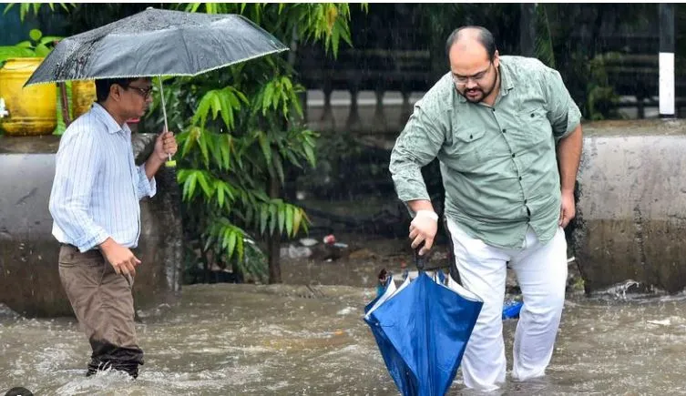 ‘दाना’ चक्रीवादळामुळे बंगालमध्ये चौघांचा मृत्यू Cyclone Dana kills four in Bengal