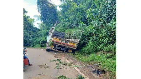 बांदा – दाणोली मार्गावर आयशर टेम्पोचा अपघात