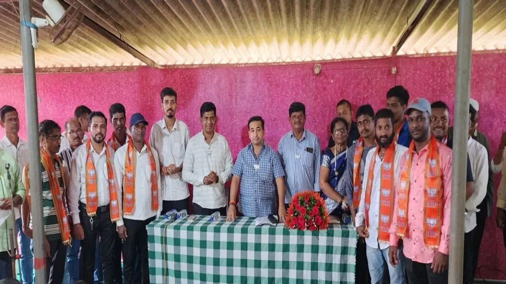 उ.बा.ठा सेनेच्या कुवळे उपशाखाप्रमुखासह कार्यकर्त्यांचा भाजपात प्रवेश
