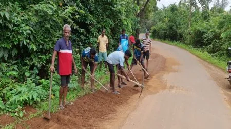 ओटवणे मुख्य रस्त्यावरील माती ग्रामस्थांच्या पुढाकारातून दूर