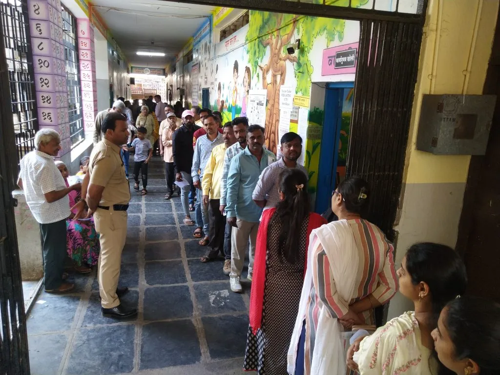 Dry morning, but voting picks up pace after afternoon