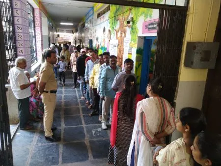 सकाळी शुकशुकाट तर दुपारनंतर मतदानास वेग Dry morning, but voting picks up pace after afternoon