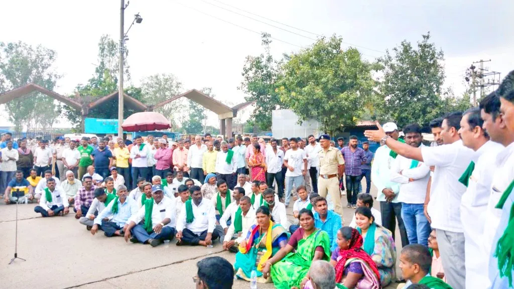 Cancel the licenses of both the private vegetable markets