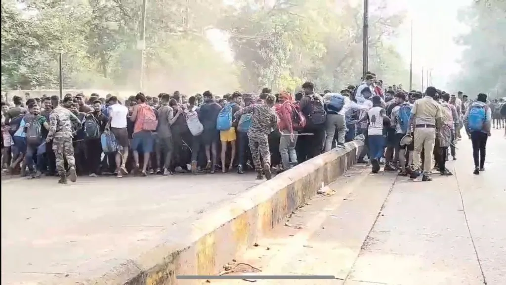 Prasad of Lathi to the youths who came for army recruitment