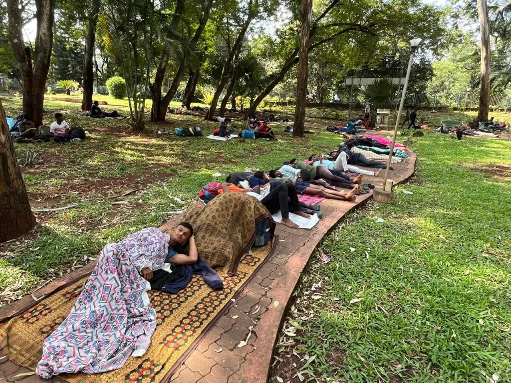 देशसेवेसाठी तरुणांची खटपट, मात्र भरतीच्या ठिकाणी फरफट Young people's struggle for national service, but in the recruitment area