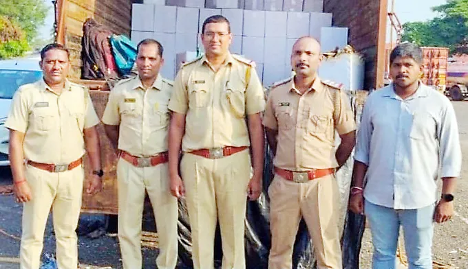 Liquor worth one and a half crores, truck seized at Sankwal