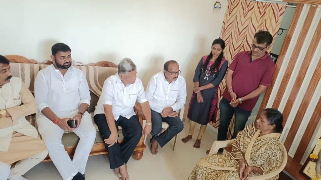 MP Jagdish Shettar consoles Yadavanna's family