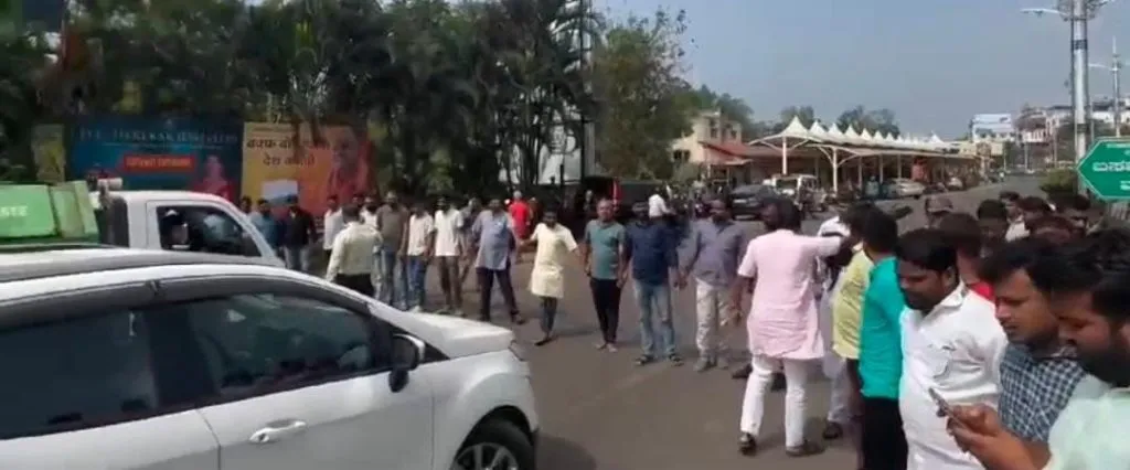 Block the way of workers of Hindu organizations as the police paste paper on the board