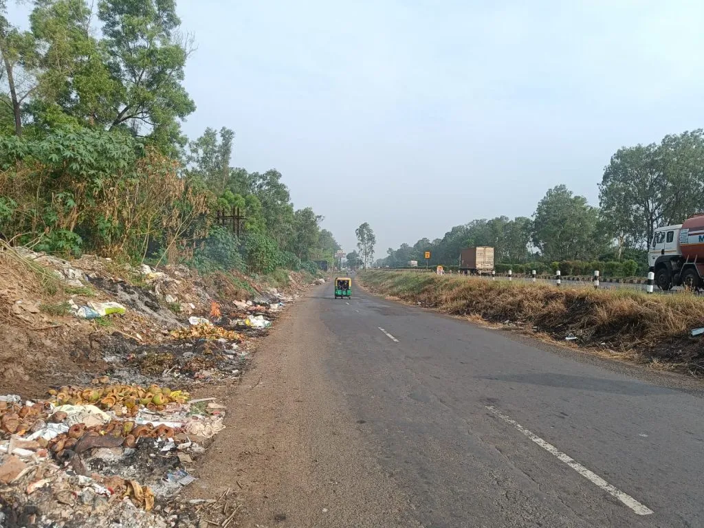 Garbage, foul smell and smoke on the service road
