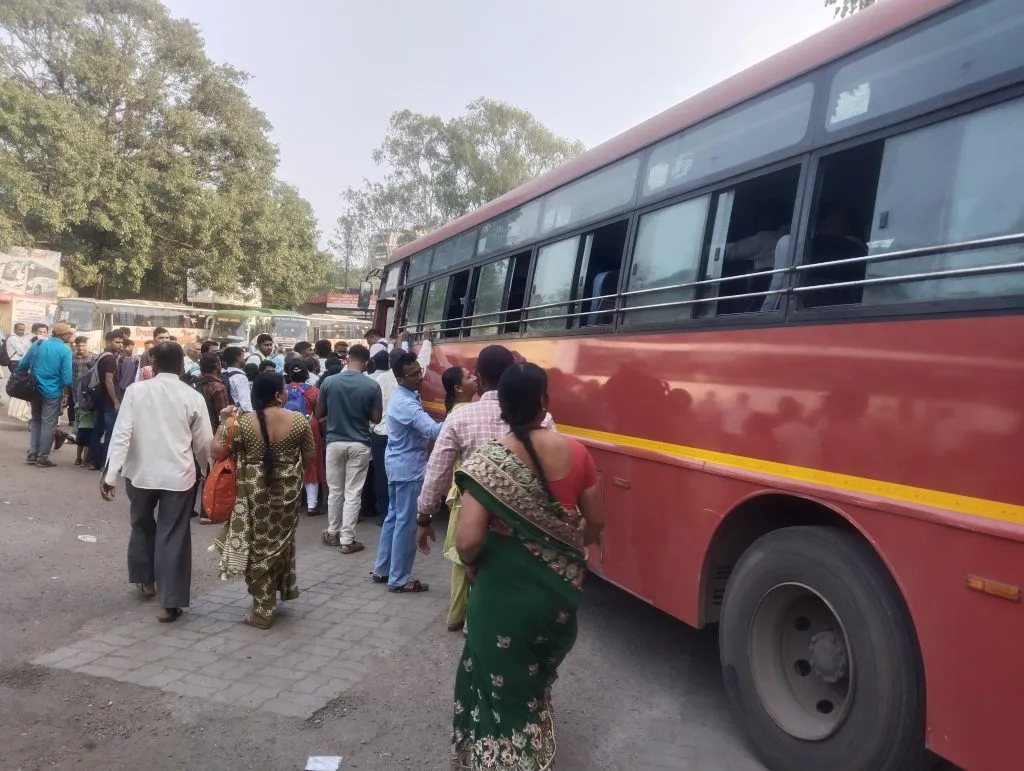 एसटी, केएमटीच्या प्रवाशांचे हाल Plight of ST, KMT passengers