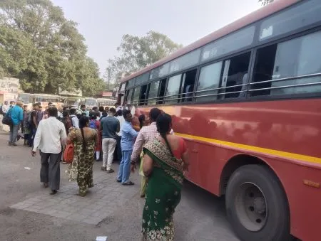 एसटी, केएमटीच्या प्रवाशांचे हाल Plight of ST, KMT passengers