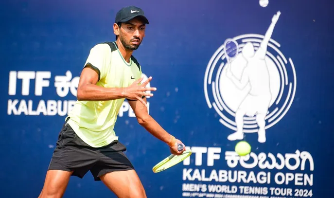 Dev Javia advances to second round