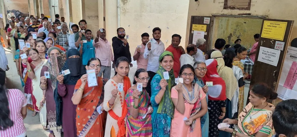 दिग्गजांचे भवितव्य मशीनबंद, 70 टक्क्यांवर मतदान 70 percent voting for Sangli Assembly elections