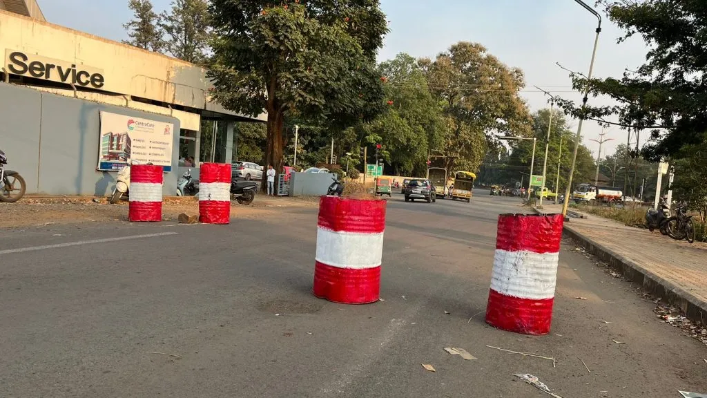 Barrel erection to curb heavy traffic