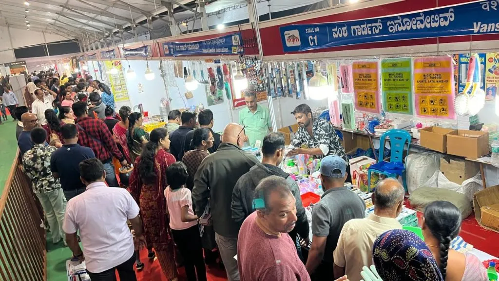 घरकुल प्रदशर्नला तुफान प्रतिसाद Stormy response to Gharkul exhibition