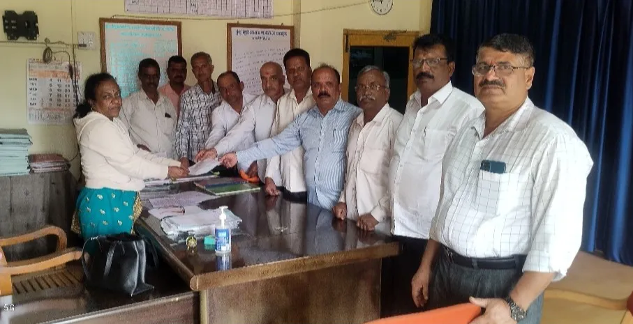 Shivajinagar Marathi school teacher should not be transferred