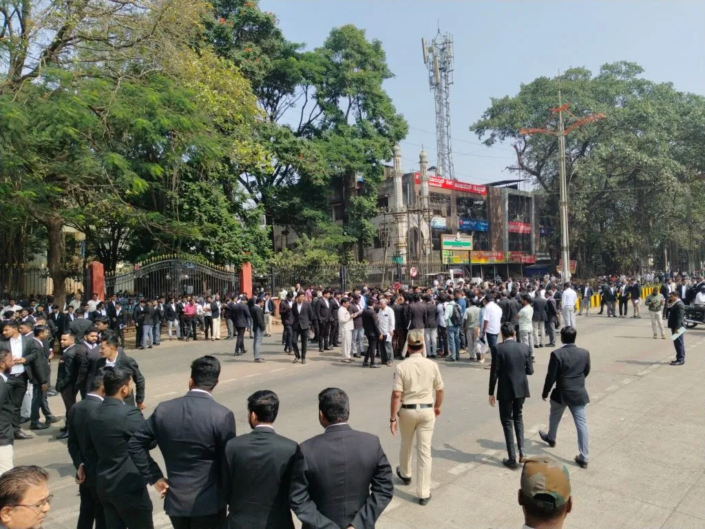 बेळगावात वकिलांकडून निदर्शने Lawyers protest in Belgaum