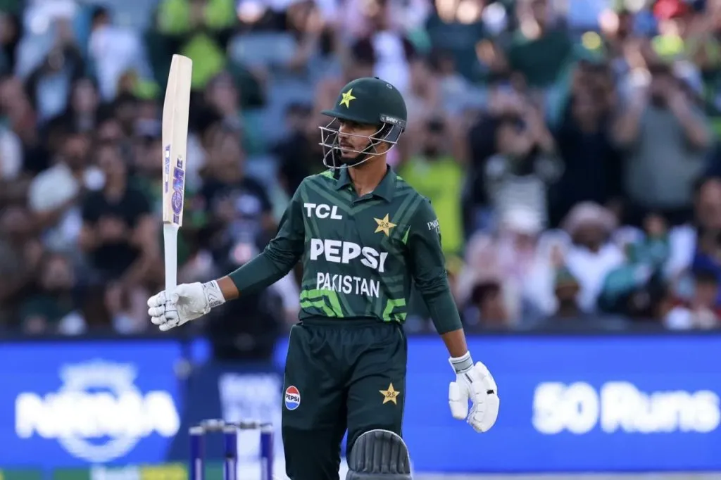 पाकची विजयासह मालिकेत बरोबरी Pakistan level the series with a win