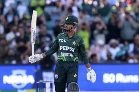 पाकची विजयासह मालिकेत बरोबरी Pakistan level the series with a win