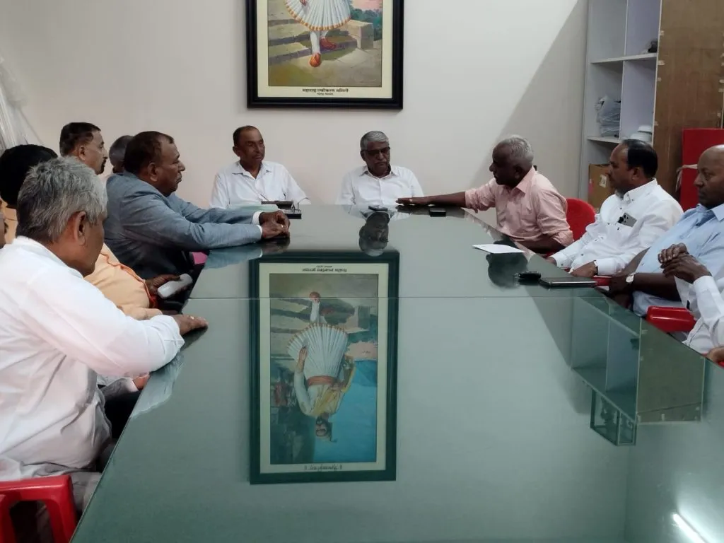 A grand gathering of the committee on the first day of the session