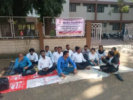 अपात्र ठरवलेल्या एलएलबीच्या विद्यार्थ्यांना प्रवेश द्या Allow admission to LLB students who have been declared ineligible.