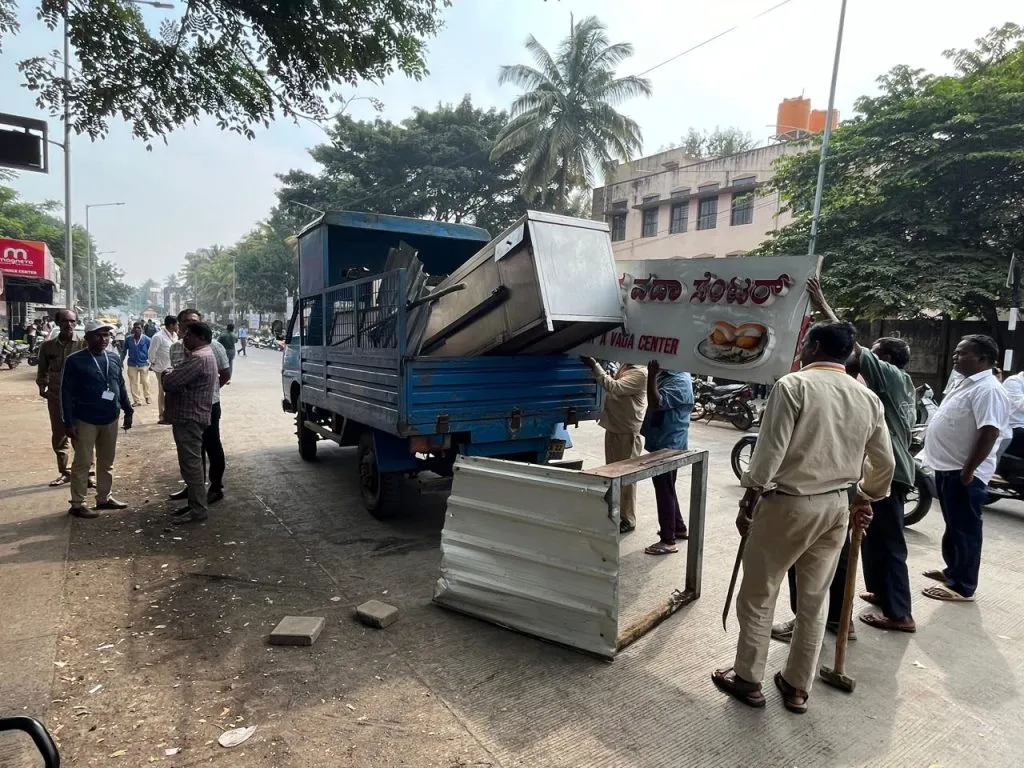 Municipal Corporation seals shops with outstanding dues