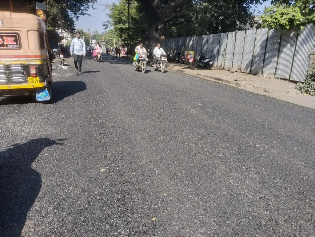 दसरा चौक परिसरात बेस शिवायच रस्ता Road without base in Dussehra Chowk area
