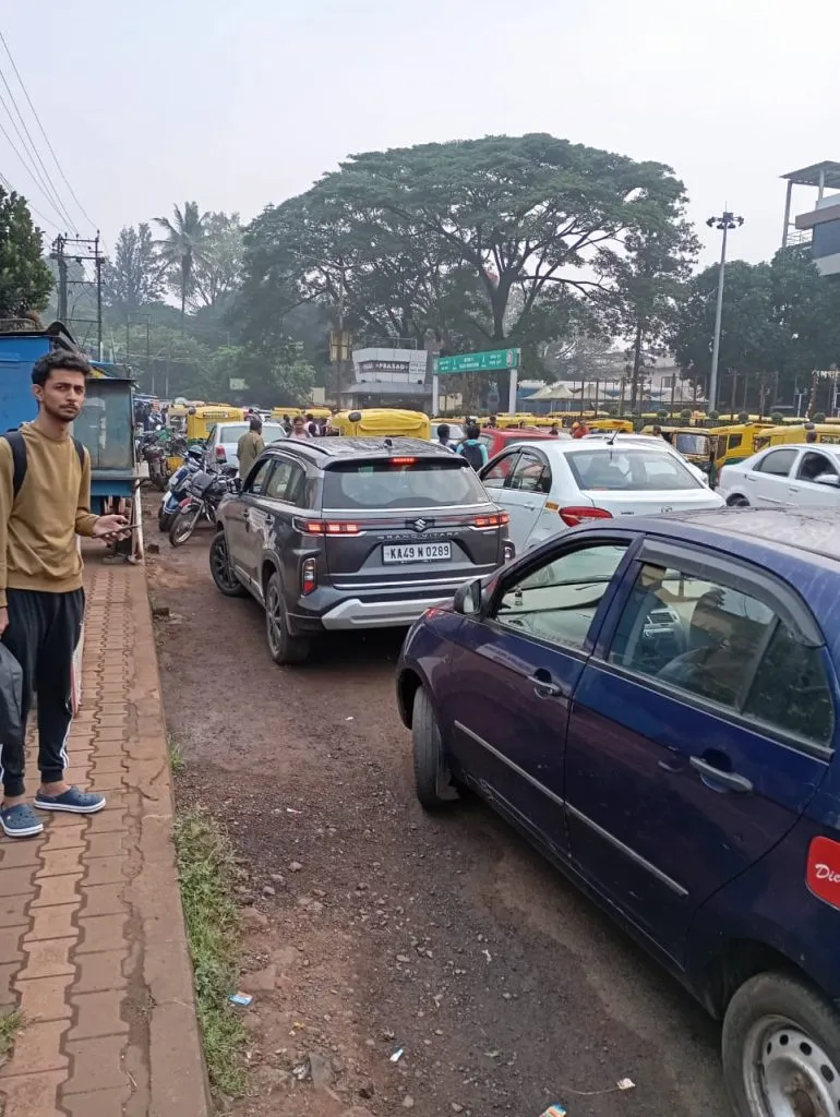बेळगाव रेल्वेस्थानकावर वाहतूक कोंडी Traffic jam at Belgaum railway station
