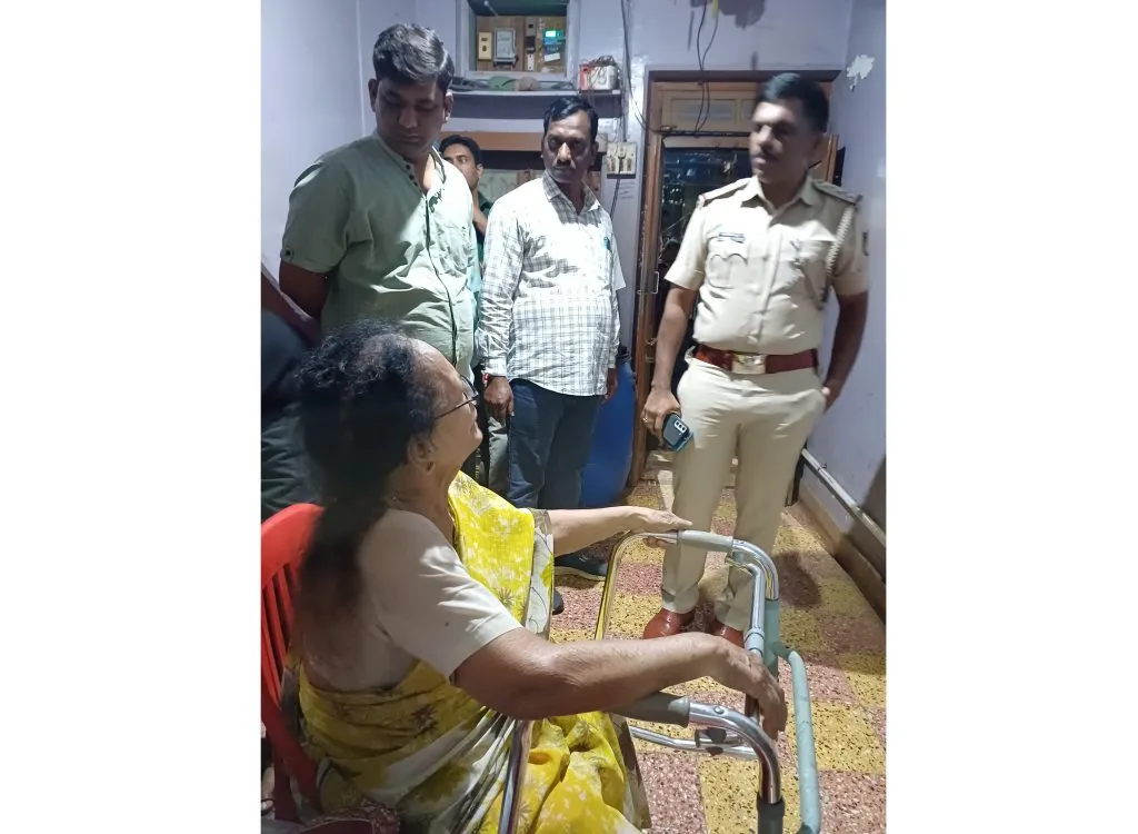 Entering the house, the old woman was handed ten tolas of jewellery