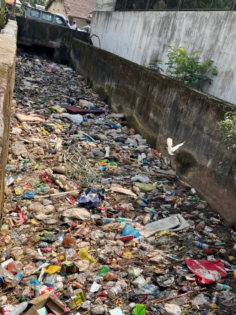 नालेसफाईच्या नावाने निव्वळ धूळफेक Just throwing dust in the name of drain cleaning