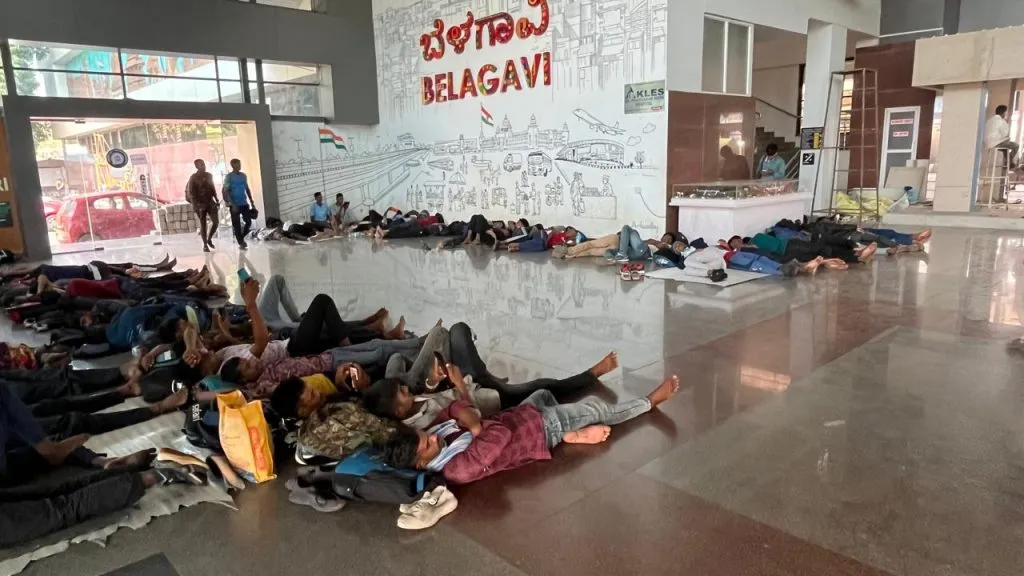 सैन्यभरतीसाठी तरुणाईचा खडतर प्रवास A youth's tough journey to join the army