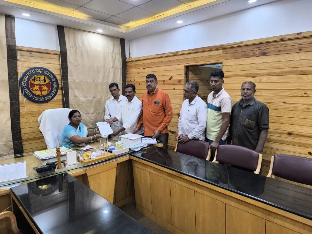 बळ्ळारी-लेंडी नाल्याची तातडीने स्वच्छता करा Clean the Ballari-Lendi drain immediately