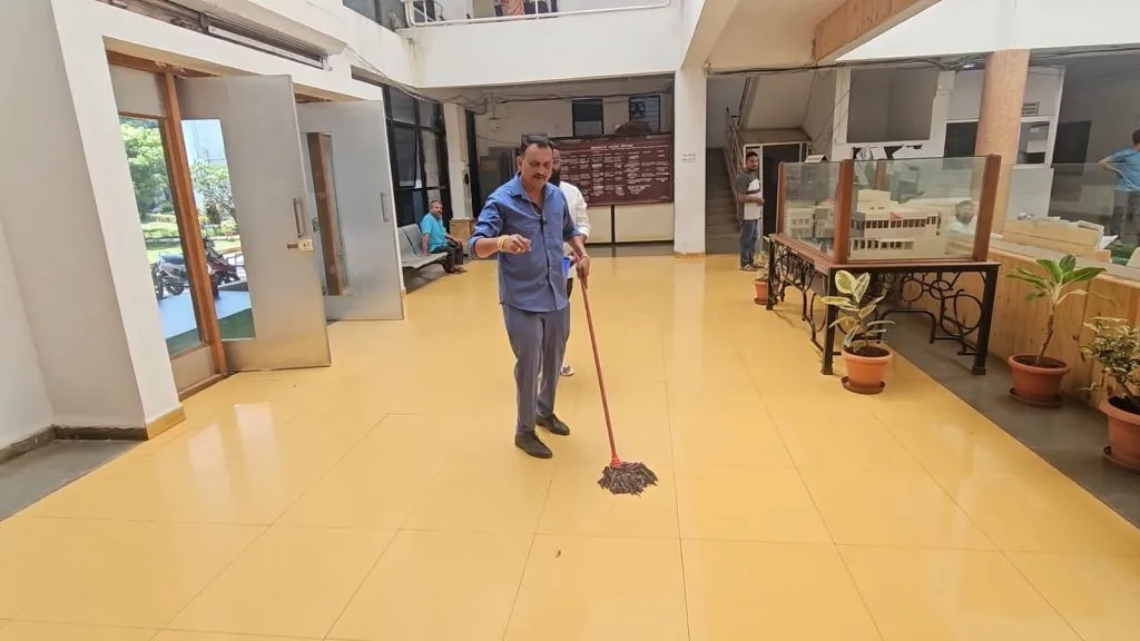 स्वच्छता कर्मचाऱ्यांसाठी नगरसेवकाचे आंदोलन A corporator's agitation for sanitation workers