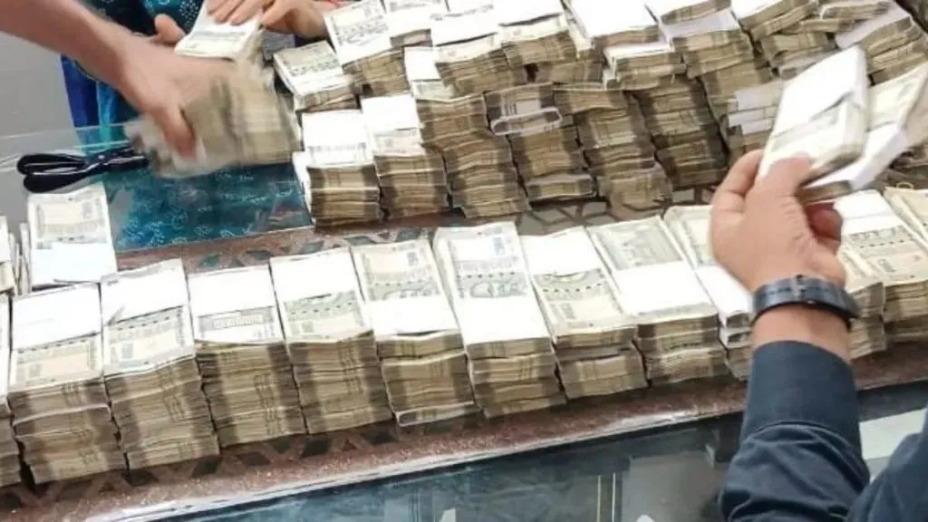 दिल्लीत लाचखोर अधिकाऱ्याकडे सापडले 3.79 कोटींचे घबाड 3.79 Crores worth of money found with bribe-taking officer in Delhi
