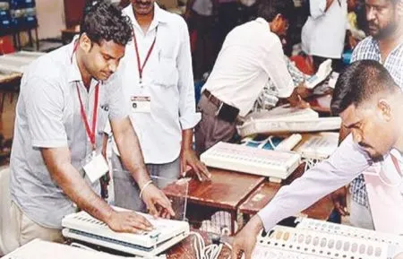 विद्यार्थी वर्गात, शिक्षक मात्र बीएलओच्या कामात Students are in the classroom, but teachers are busy with BLO work.