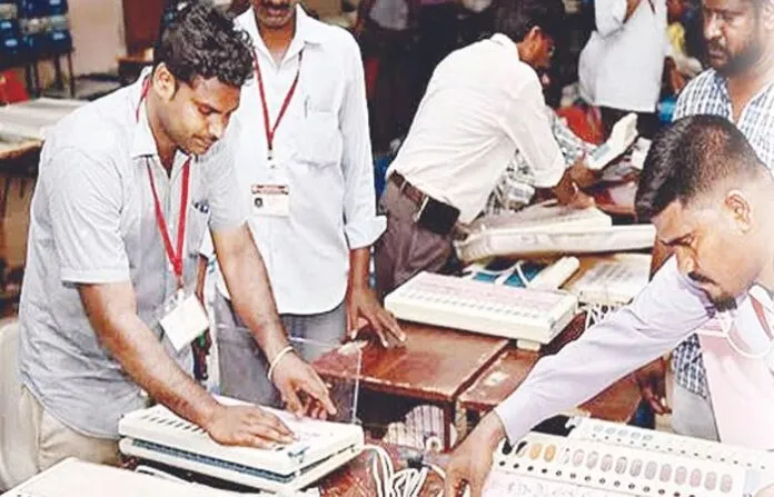 विद्यार्थी वर्गात, शिक्षक मात्र बीएलओच्या कामात Students are in the classroom, but teachers are busy with BLO work.