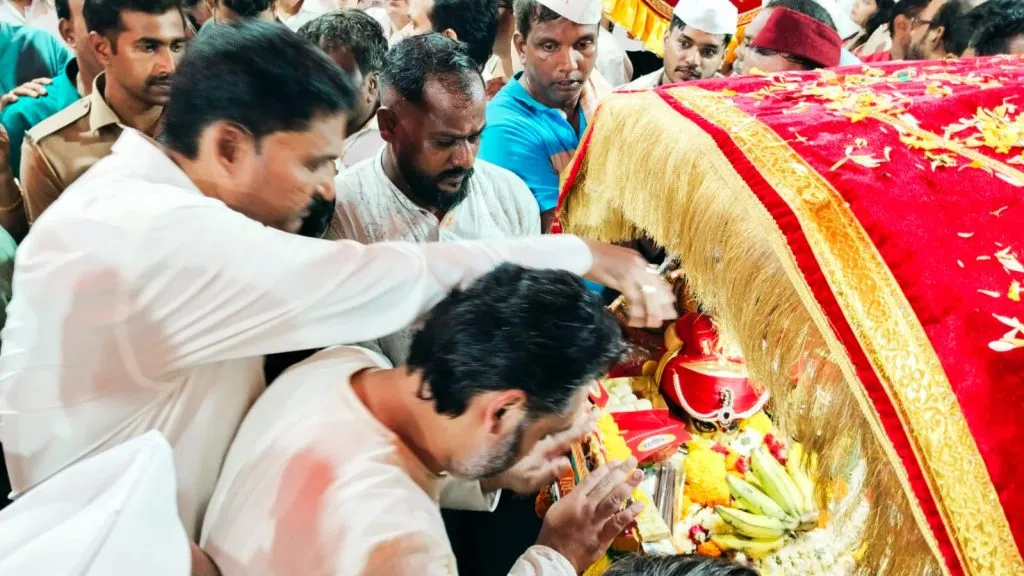 श्री देव नारायण, रामेश्वर पालखी चरणी निलेश राणे नतमस्तक