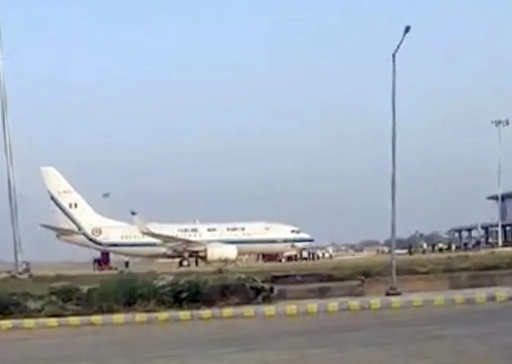 पंतप्रधानांच्या विमानात तांत्रिक बिघाड Technical failure in Prime Minister's plane