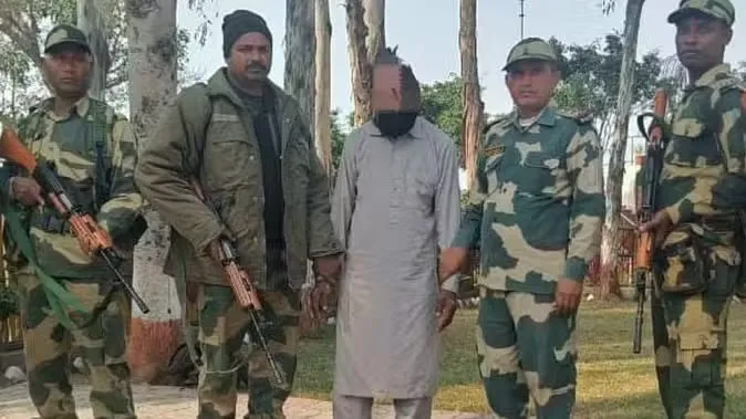 पाकिस्तानी तरुण चुकून भारतीय हद्दीत Pakistani youth mistakenly enters Indian territory