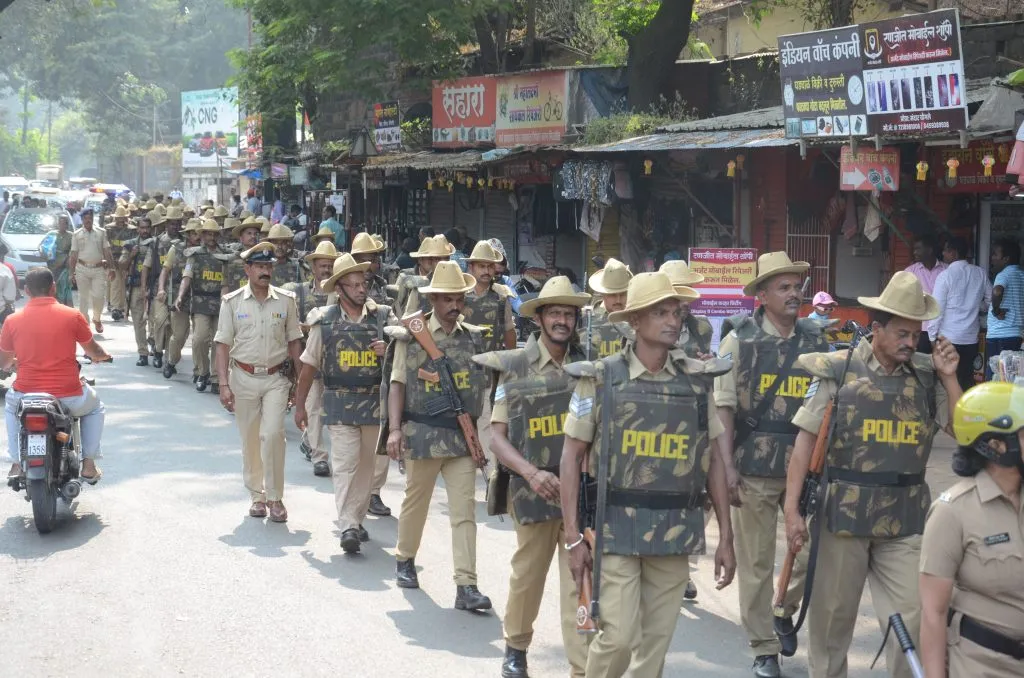 Kolhapur Police movement with Karnataka contingent