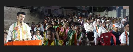 प्रचारासाठी वासुदेव कलाकारांचा वापर करणाऱ्या पालकमंत्र्यांचे हेच पुरोगामित्व काय? What is the progressive nature of the Guardian Minister who uses Vasudev artists for campaigning?