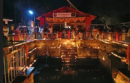 अकरा हजार दिव्यांच्या प्रकाशात उजळले कात्यांयनी मंदिर Katyayani Temple lit up with the light of eleven thousand lamps