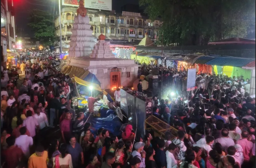 कार्तिक स्वामींच्या चरणी पंधरा हजार भाविक नतमस्तक Fifteen thousand devotees bow at the feet of Kartik Swami