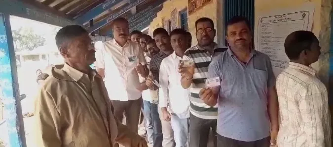 कसबा बीड परिसरात दुपारपर्यंत 50 टक्के मतदान 50 percent voting in Kasba Beed area till noon