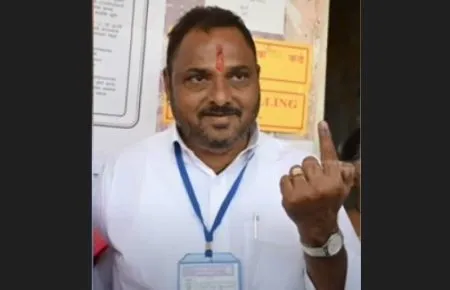 राजेंद्र यड्रावकर पाटील यांनी बजावला मतदानाचा हक्क Rajendra Yadravkar Patil exercised his right to vote.