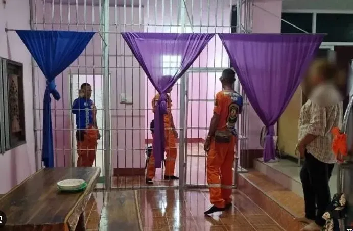 घरातच तयार केला तुरुंग मुलाला कैदेत ठेवते आई Mother keeps son imprisoned in prison built at home