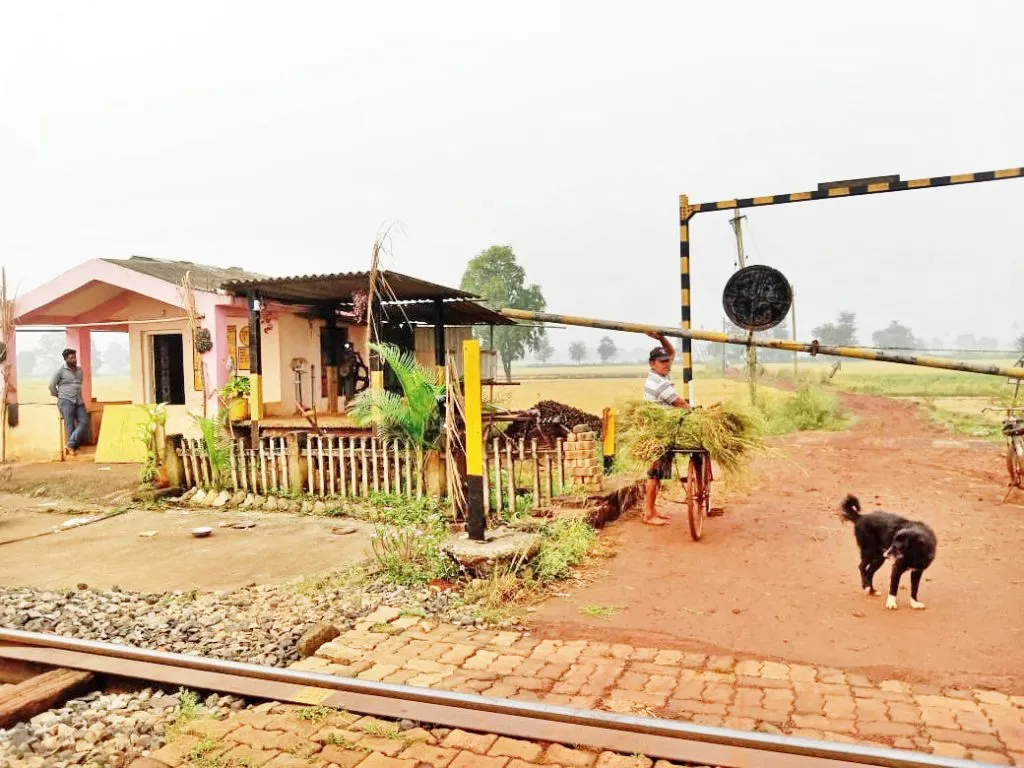 दुरुस्तीच्या नावाखाली मजगाव रेल्वेगेट अद्याप बंदच : शेतकऱ्यांची गैरसोय Majgaon railway gate still closed in the name of repairs: Inconvenience of farmers