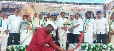 महाराष्ट्र गुजरातला आंदण दिला Maharashtra enjoyed Gujarat